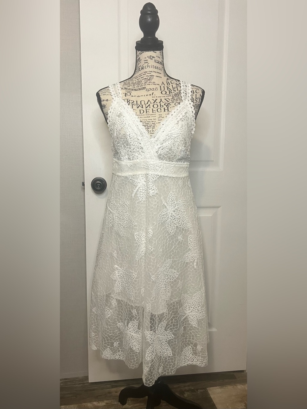 POL White Lace Midi Dress with V-Neckline